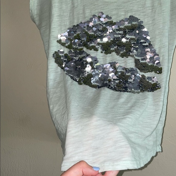 Express Sequin Kiss Shirt - Picture 2 of 10